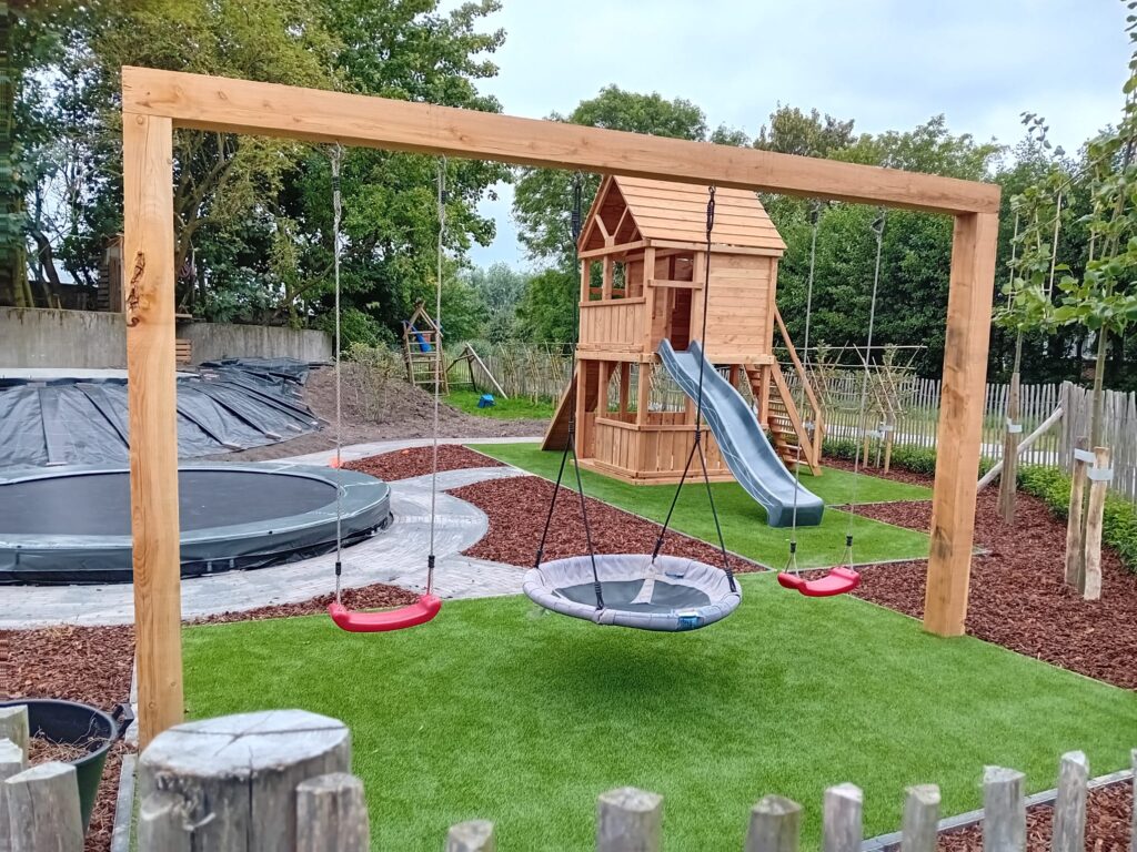 Speeltoestellen in een net aangelegde tuin