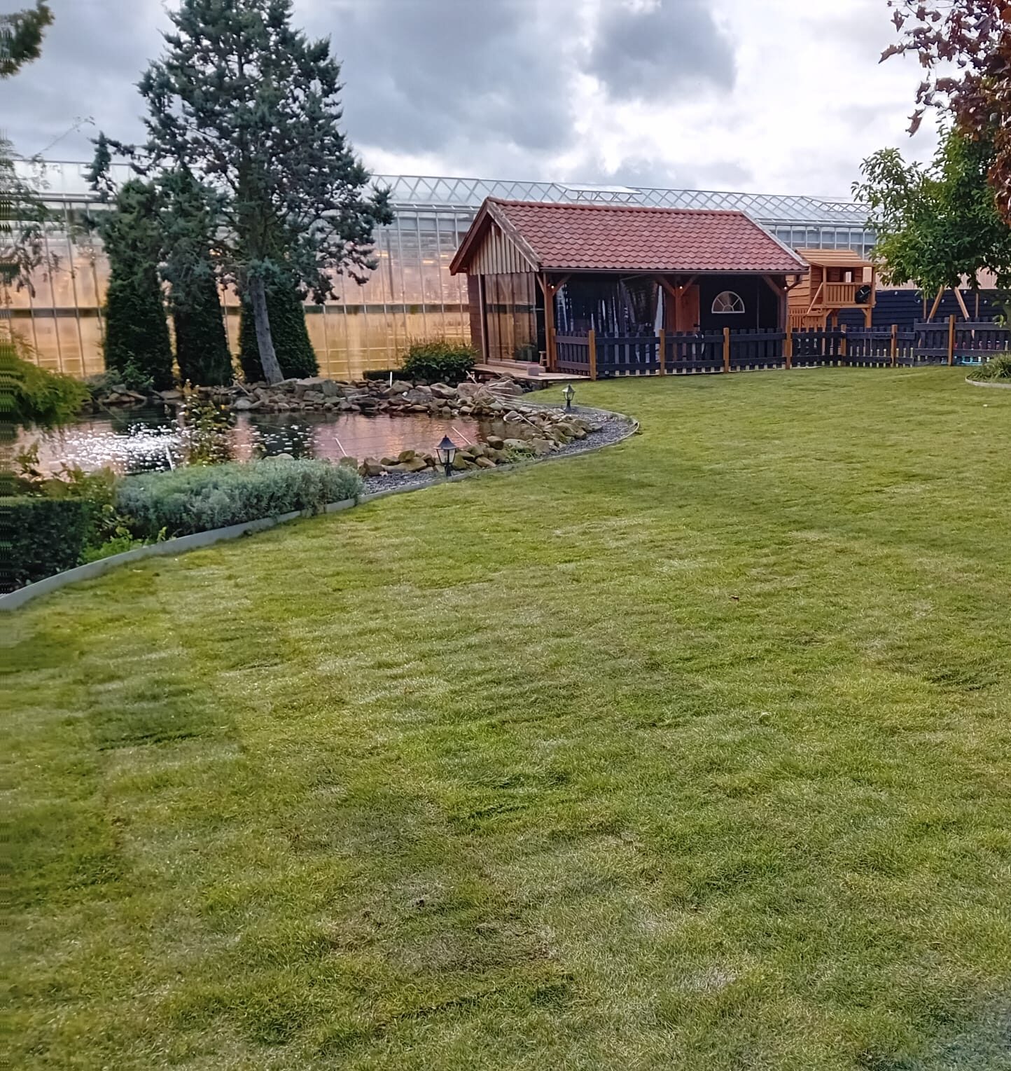 Grasmatten en vijfer van een tuin in gorinchem